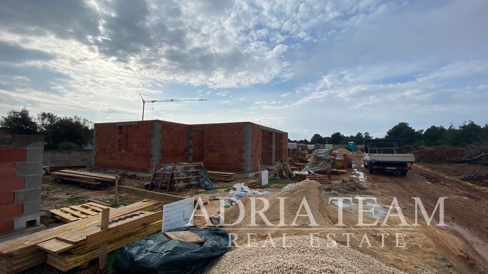 APARTMANI U PRIZEMLJU, 500 M OD MORA, VIR