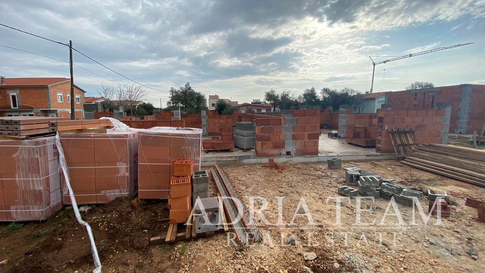APARTMANI U PRIZEMLJU, 500 M OD MORA, VIR