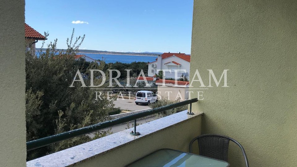 HOUSE IN A ROW WITH A YARD, 400 M FROM THE SEA AND THE BEACH, KOLAN - PAG