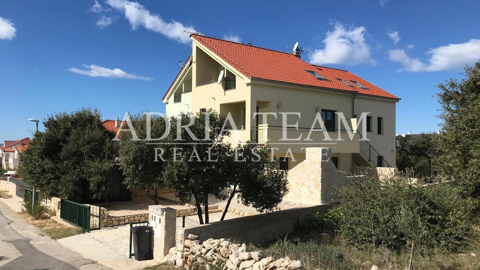 HOUSE IN A ROW WITH A YARD, 400 M FROM THE SEA AND THE BEACH, KOLAN - PAG