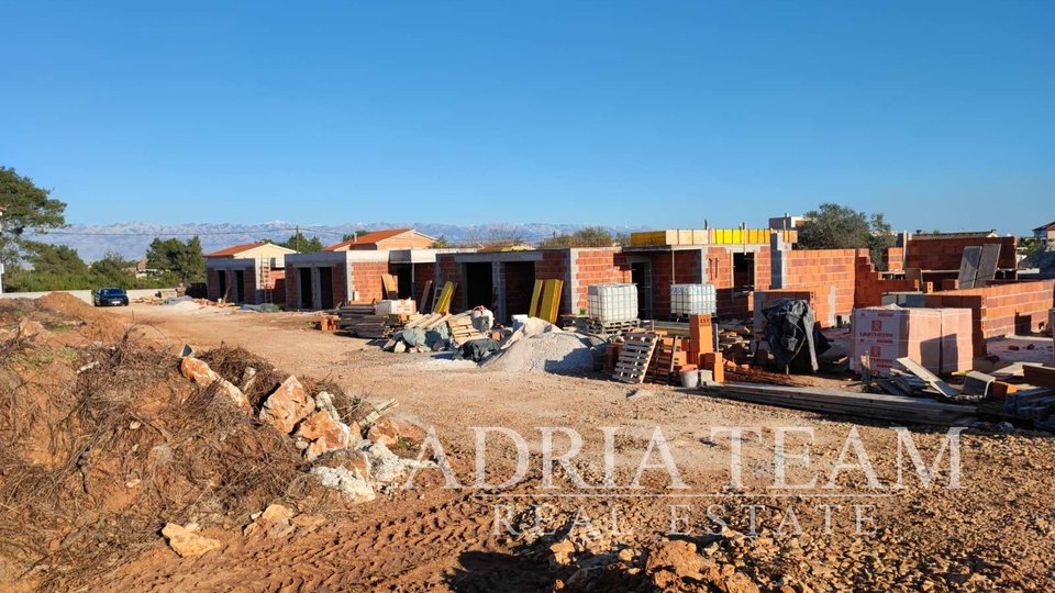 APARTMANI U PRIZEMLJU, 500 M OD MORA, VIR