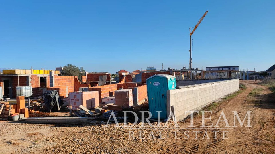 APARTMANI U PRIZEMLJU, 500 M OD MORA, VIR