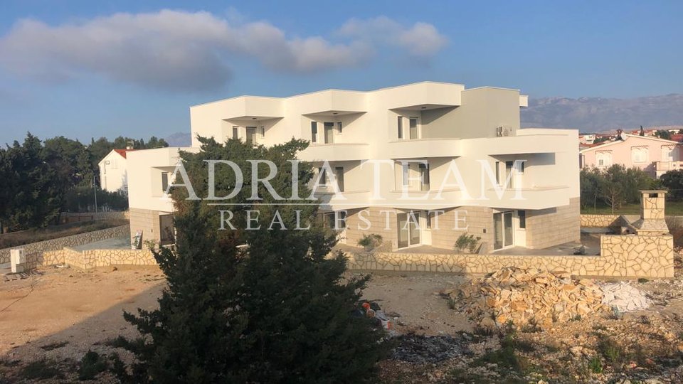 HOUSES IN A ROW WITH GARDEN, 200 M FROM THE BEACH !!! TOP LOCATION !! PAG - NOVALJA