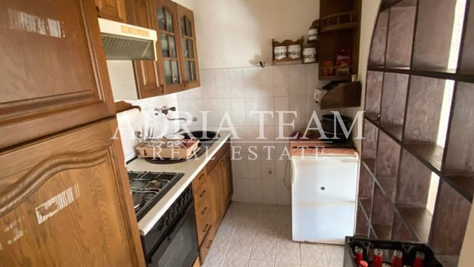 HOUSE IN A ROW WITH APARTMENT AND OFFICE SPACE, GREAT OPPORTUNITY! POVLJANA - ZADAR