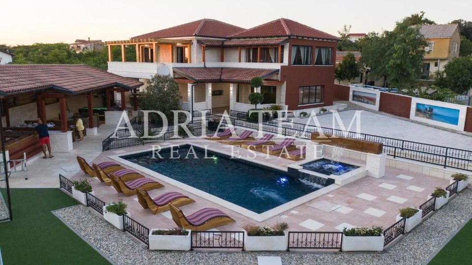 LUXURY VILLA WITH POOL AND GARDEN, 750 M FROM THE SEA, VIR - ZADAR