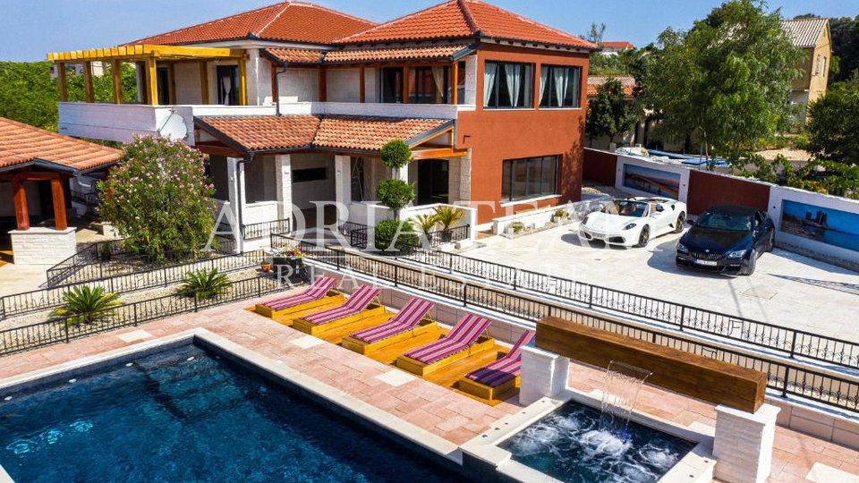 LUXURY VILLA WITH POOL AND GARDEN, 750 M FROM THE SEA, VIR - ZADAR