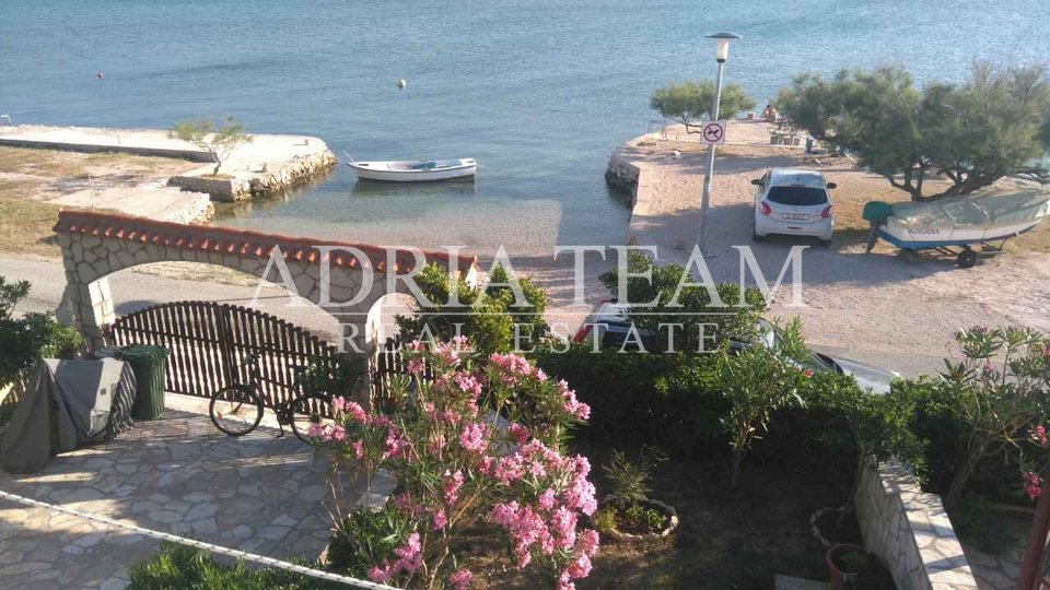 HOUSE WITH PRIVATE BEACH, FIRST ROW TO THE SEA - KUSTIĆI