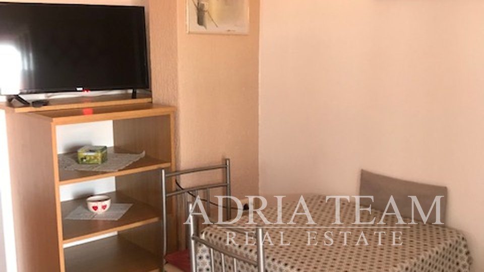 APARTMÁNOVÝ DŮM SE ZAHRADOU A KRYTOU TERASOU, 160 m OD MOŘE - VIR (JIŽNÍ STRANA)