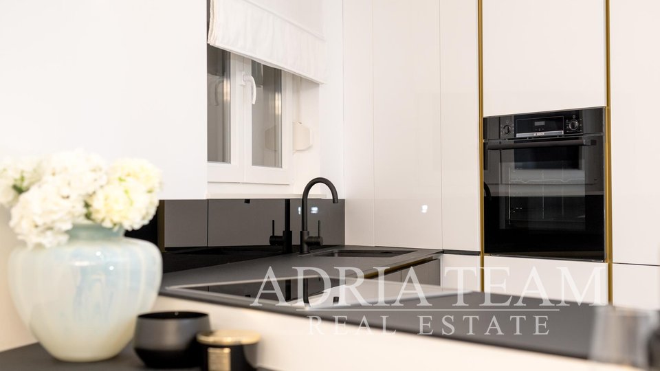 APARTMÁN S VÝHLEDEM NA BAZÉN A NA MOŘE - NJIVICE, KRK