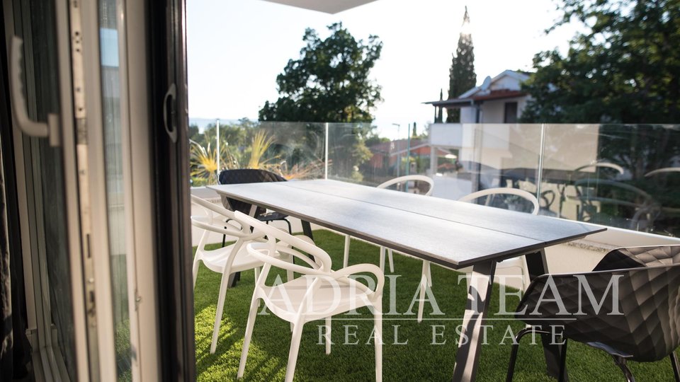 APARTMÁN S VÝHLEDEM NA BAZÉN A NA MOŘE - NJIVICE, KRK