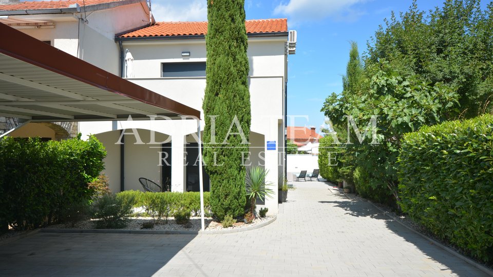 SEMI-DETACHED HOUSE WITH 2 APARTMENTS, CLOSE TO THE CENTER - MALINSKA, KRK