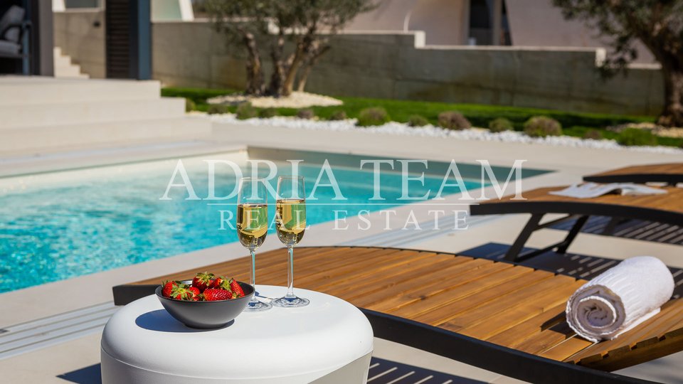 LUXURY VILLA WITH POOL, 50 M FROM THE SEA, PETRČANE - ZADAR