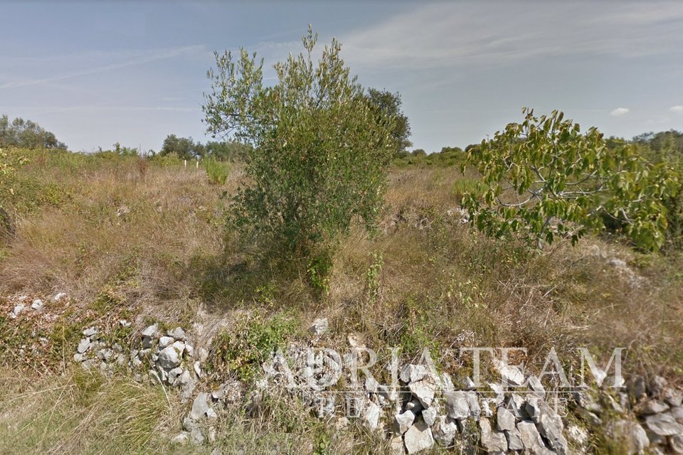 POLJOPRIVREDNO ZEMLJIŠTE 525 M2, MIRNA I TIHA POZICIJA! PETRČANE