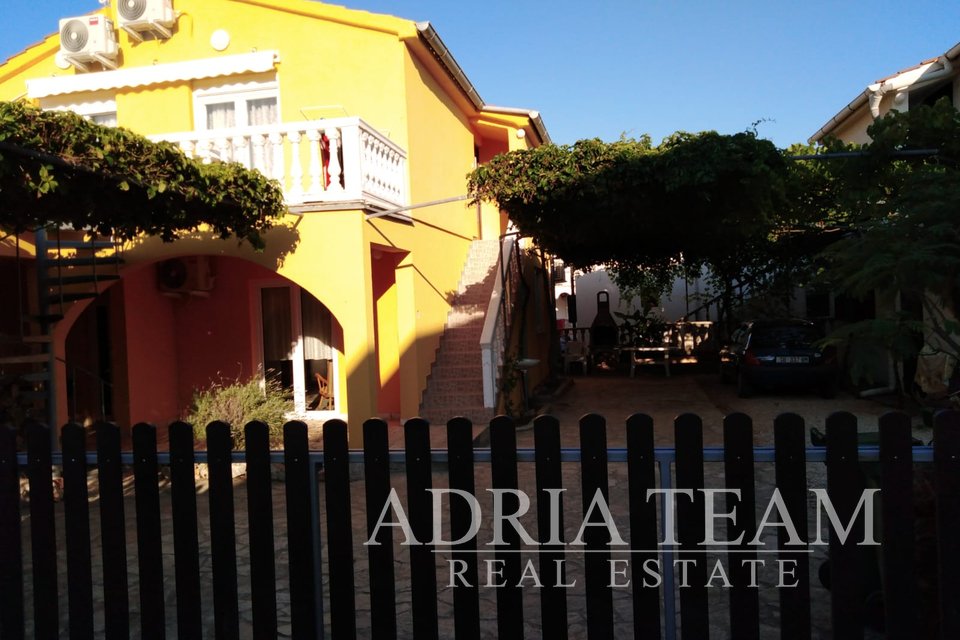 KUĆA SA 2 APARTMANA, 200 m OD MORA VIR Adria Team Real Estate