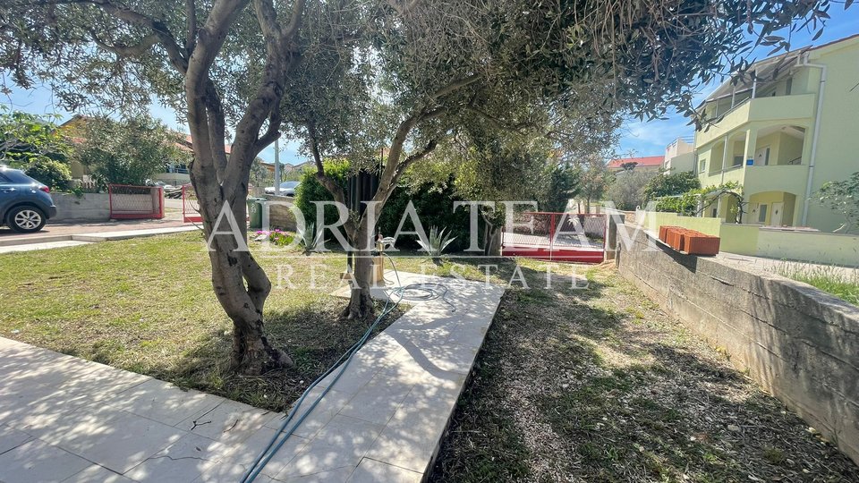 APARTMENT HOUSE WITH 2 RESIDENTIAL UNITS AND GARDEN, 350 M FROM THE SEA, POVLJANA - PAG