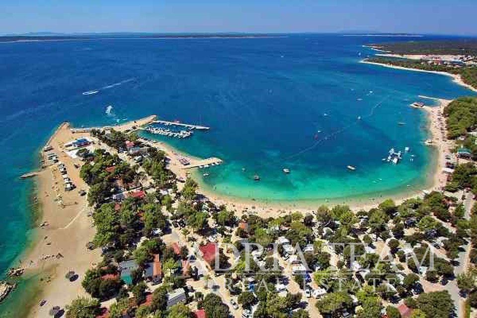 GRAĐEVINSKO ZEMLJIŠTE 30 m DO MORA Adria Team Real Estate