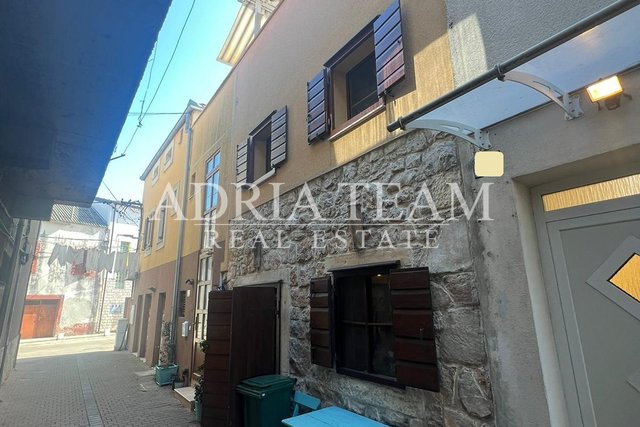 TERRACED HOUSE WITH APARTMENT AND COMMERCIAL SPACE, EXCELLENT LOCATION AND INVESTMENT - PIROVAC, CENTER