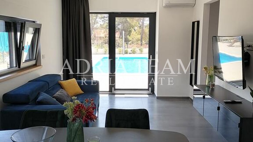 APARTMENTS IN AN URBAN VILLA WITH POOL, 250 M FROM THE SEA, VIR - ZADAR