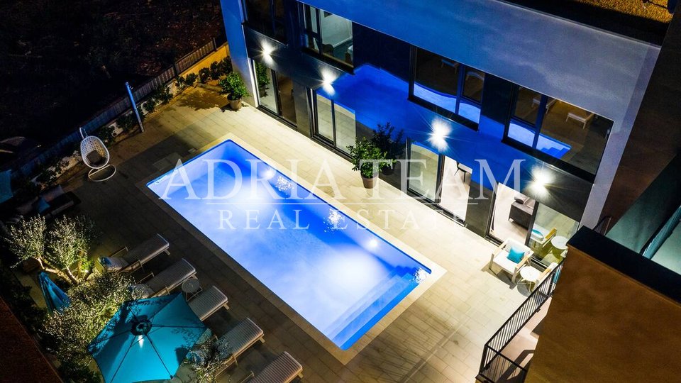 APARTMENTS IN AN URBAN VILLA WITH POOL, 250 M FROM THE SEA, VIR - ZADAR