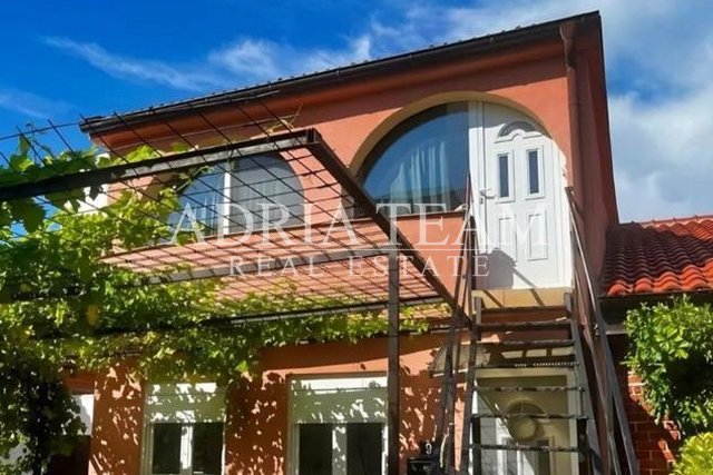 HOUSE WITH TWO APARTMENTS, 200 m FROM THE SEA - VRSI, ZUKVE