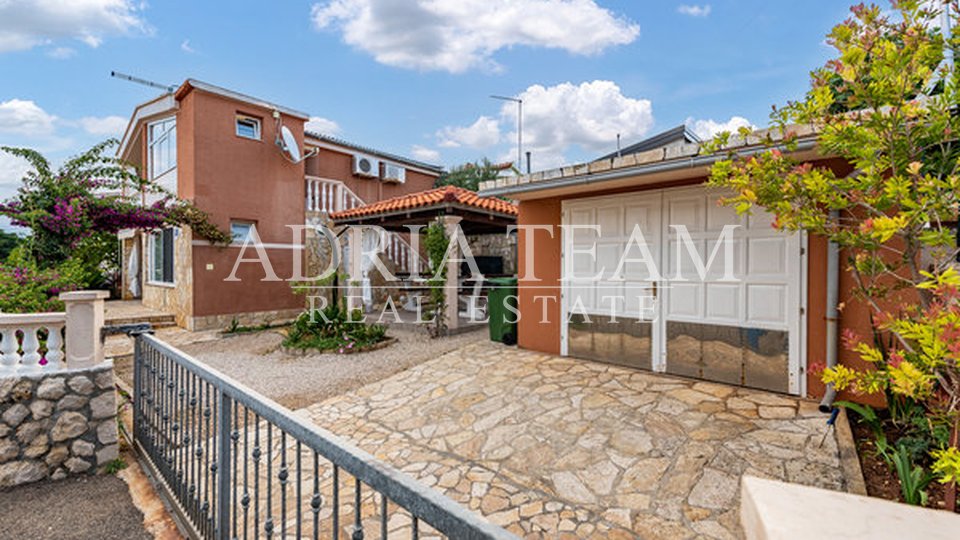 APARTMENT HOUSE WITH GARAGE AND LANDSCAPE YARD, SECOND ROW FROM THE SEA, VIR - ZADAR