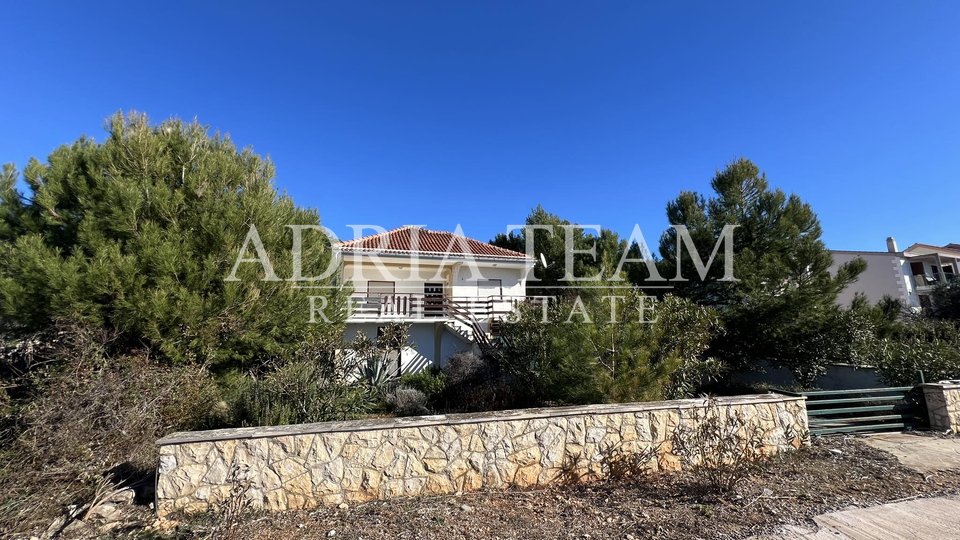 EXCELLENT OPPORTUNITY!!! RIGHT NEXT TO THE BEACH! HOUSE WITH GARAGE AND SEA VIEW, BRGULJE - MOLAT