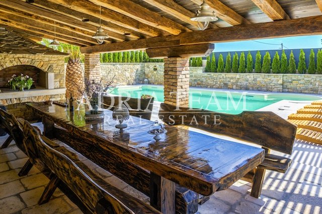 Luxusní kamenná vila s bazénem, novostavba