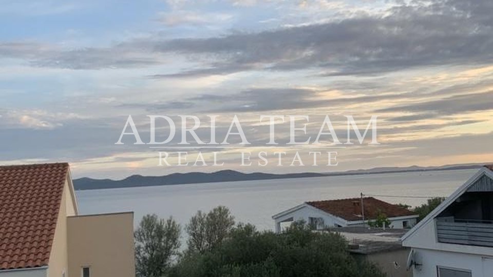 IZVRSNA PRILIKA!! APARTMAN NA 2. KATU STAMBENE ZGRADE S GARAŽOM I VRTOM!  43 M OD MORA - DIKLO, ZADAR