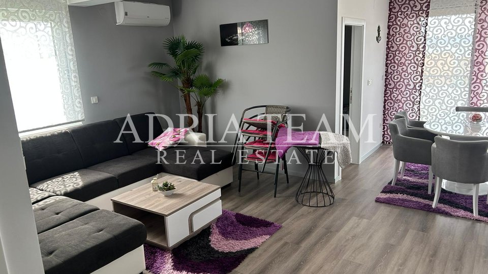 IZVRSNA PRILIKA!! APARTMAN NA 2. KATU STAMBENE ZGRADE S GARAŽOM I VRTOM!  43 M OD MORA - DIKLO, ZADAR