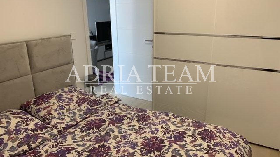 IZVRSNA PRILIKA!! APARTMAN NA 2. KATU STAMBENE ZGRADE S GARAŽOM I VRTOM!  43 M OD MORA - DIKLO, ZADAR