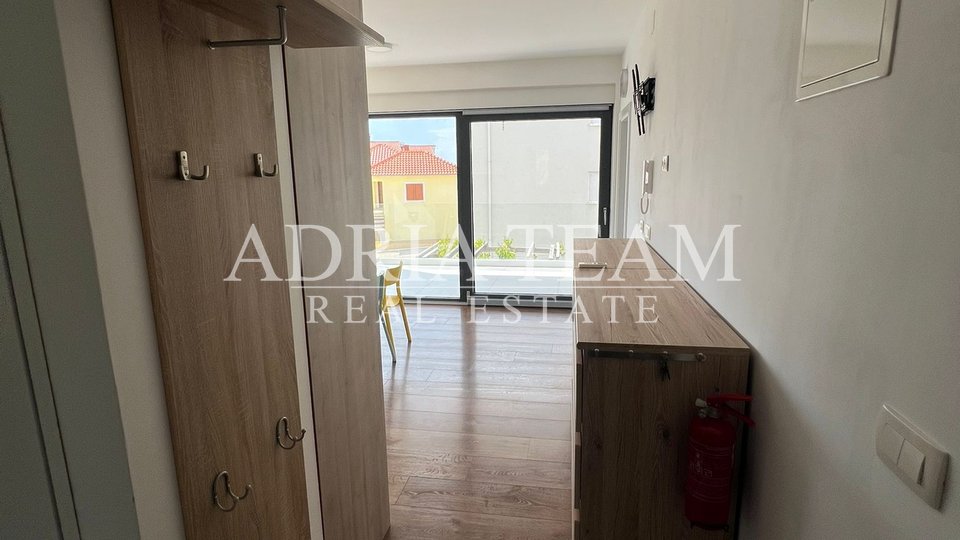 THREE-BEDROOM APARTMENT ON THE FIRST FLOOR OF A RESIDENTIAL BUILDING, 100 m FROM THE BEACH!! PRIVLAKA - ZADAR