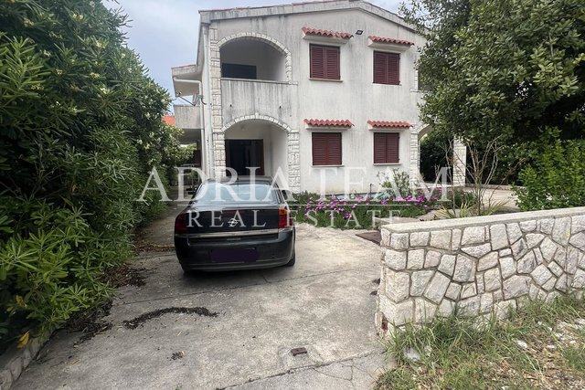 HALF OF A HOUSE WITH THREE APARTMENTS, EXCELLENT LOCATION! 140 m FROM THE BEACH, POVLJANA - PAG
