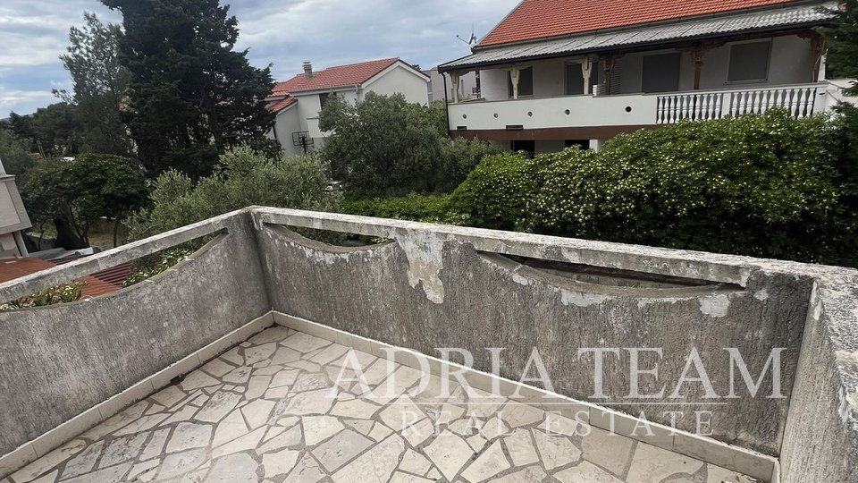 POLOVICA KUĆE S TRI APARTMANA, IZVRSNA POZICIJA! 140 m OD PLAŽE, POVLJANA - PAG