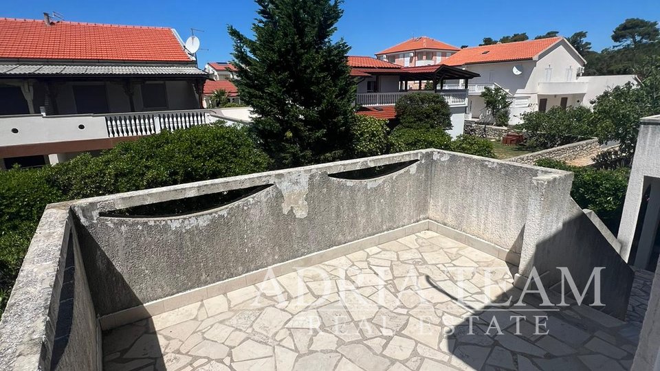 POLOVICA KUĆE S TRI APARTMANA, IZVRSNA POZICIJA! 140 m OD PLAŽE, POVLJANA - PAG