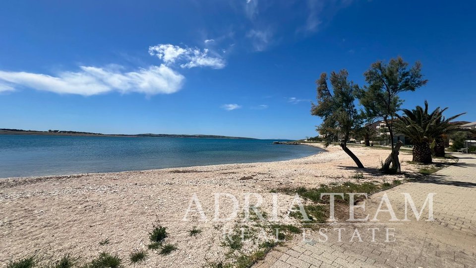 POLOVICA KUĆE S TRI APARTMANA, IZVRSNA POZICIJA! 140 m OD PLAŽE, POVLJANA - PAG