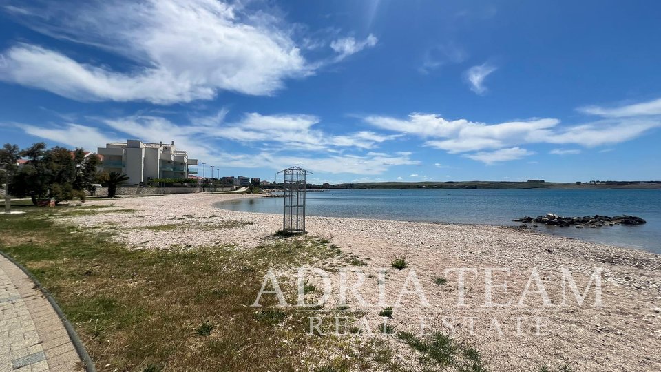 POLOVICA KUĆE S TRI APARTMANA, IZVRSNA POZICIJA! 140 m OD PLAŽE, POVLJANA - PAG