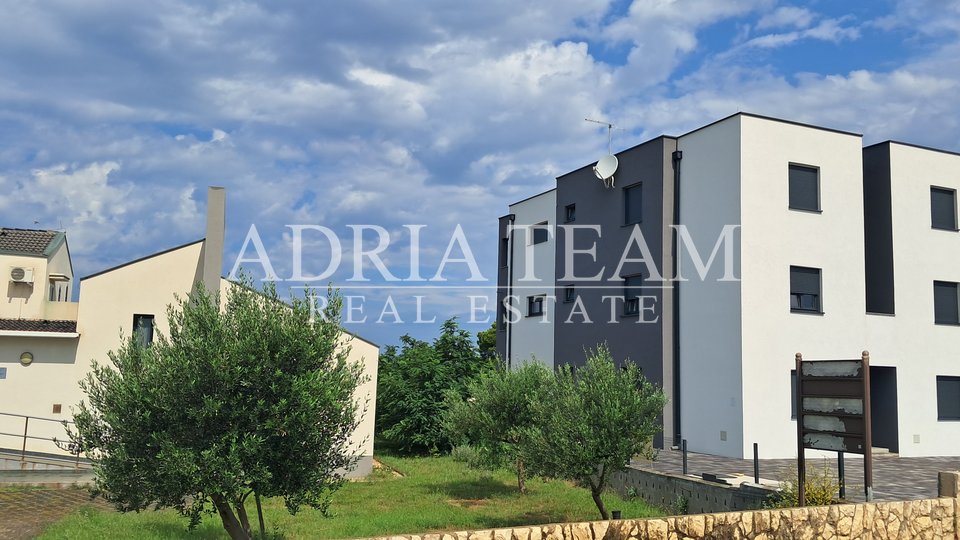 APARTMAN U NOVOGRADNJI, POGLED NA MORE, VRT 240 m2 - POVLJANA, PAG