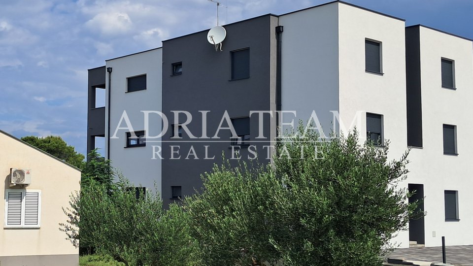 APARTMAN U NOVOGRADNJI, POGLED NA MORE, VRT 240 m2 - POVLJANA, PAG