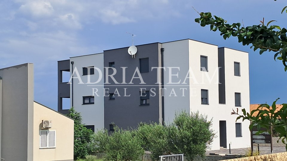 APARTMAN U NOVOGRADNJI, POGLED NA MORE, VRT 240 m2 - POVLJANA, PAG