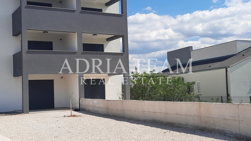 APARTMAN U NOVOGRADNJI, POGLED NA MORE, VRT 240 m2 - POVLJANA, PAG