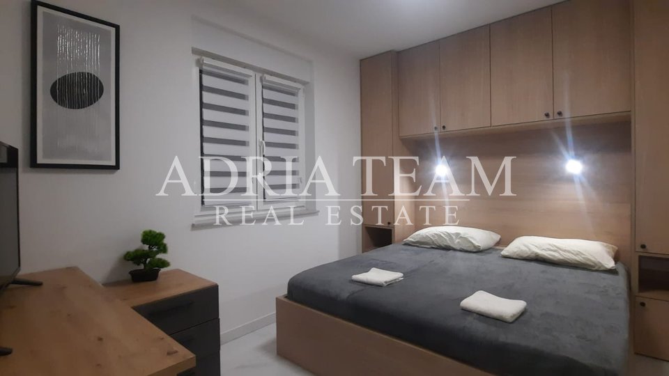 APARTMAN U NOVOGRADNJI, POGLED NA MORE, VRT 240 m2 - POVLJANA, PAG