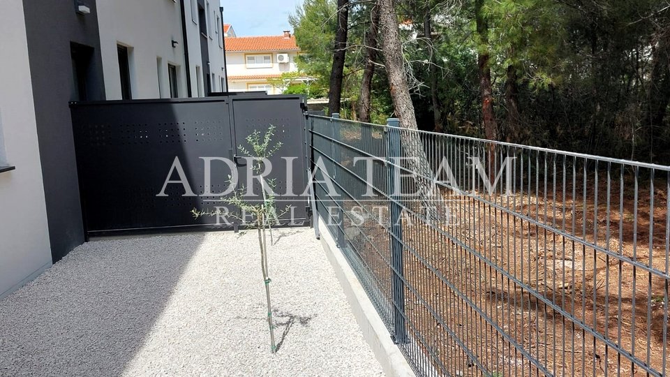 AKCIJA!! APARTMANI S PRIVATNIM PUTEM DO PLAŽE, NOVOGRADNJA, 1. RED DO MORA - VIR, JUŽNA STRANA