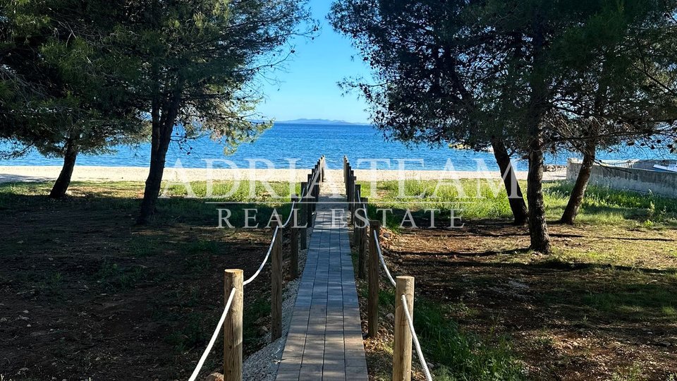 AKCIJA!! APARTMANI S PRIVATNIM PUTEM DO PLAŽE, NOVOGRADNJA, 1. RED DO MORA - VIR, JUŽNA STRANA