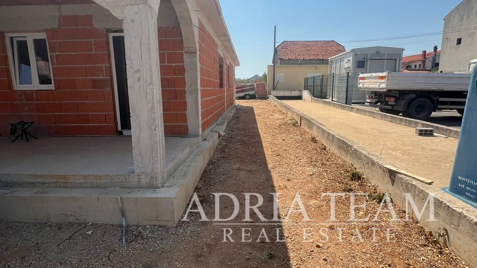 KUĆA PRIZEMNICA S DVA  APARTMANA, ROHBAU, SUKOŠAN - ZADAR