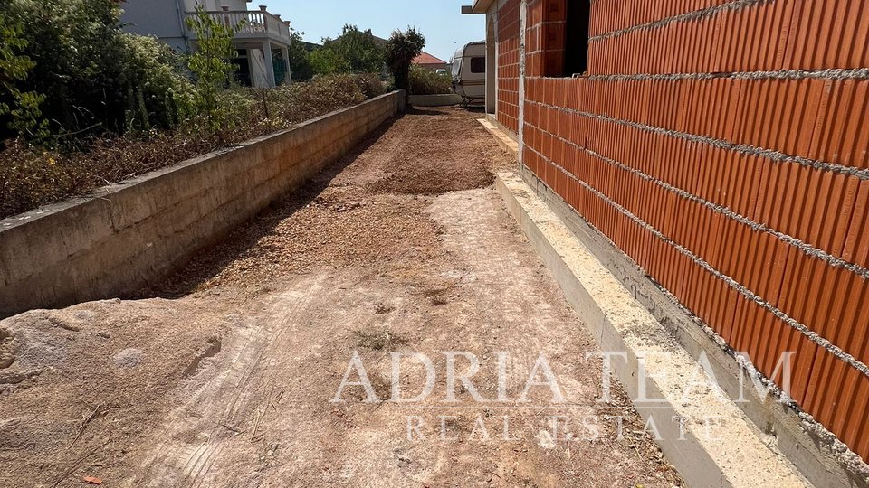 KUĆA PRIZEMNICA S DVA  APARTMANA, ROHBAU, SUKOŠAN - ZADAR