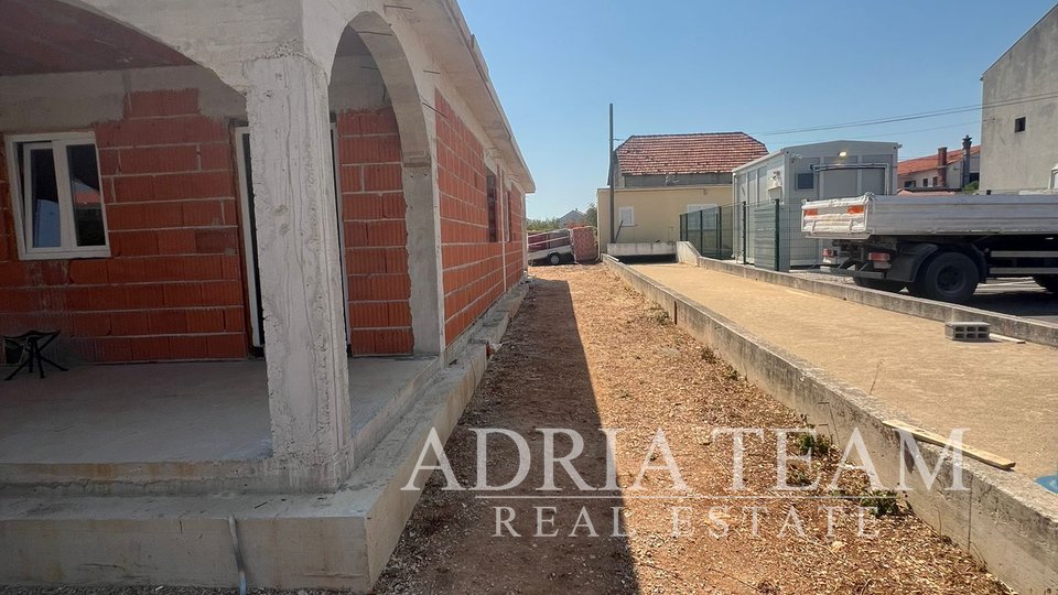 KUĆA PRIZEMNICA S DVA  APARTMANA, ROHBAU, SUKOŠAN - ZADAR