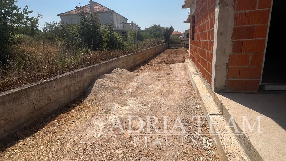 KUĆA PRIZEMNICA S DVA  APARTMANA, ROHBAU, SUKOŠAN - ZADAR