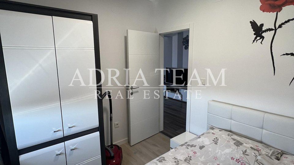 IZVRSNA PRILIKA!! APARTMAN NA 2. KATU STAMBENE ZGRADE S GARAŽOM I VRTOM!  43 M OD MORA - DIKLO, ZADAR