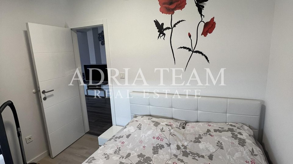 IZVRSNA PRILIKA!! APARTMAN NA 2. KATU STAMBENE ZGRADE S GARAŽOM I VRTOM!  43 M OD MORA - DIKLO, ZADAR