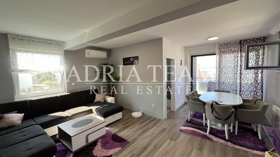 IZVRSNA PRILIKA!! APARTMAN NA 2. KATU STAMBENE ZGRADE S GARAŽOM I VRTOM!  43 M OD MORA - DIKLO, ZADAR